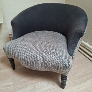 Fauteuil crapaud recouvert de tissu noir et blanc, pieds en bois noirci. 65 x 76 x 78 cm. Localisation: BLB, 3 rue de la Fossé aux Leux - 91700 Sainte Geneviève des Bois