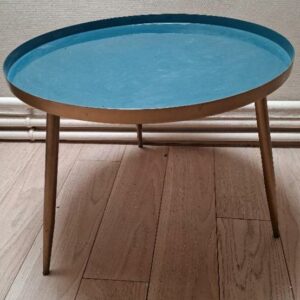Table basse ronde tripode de marque Maisons du Monde en métal bleu canard et doré. 48 x 61 cm. Localisation: BLB, 3 rue de la Fossé aux Leux - 91700 Sainte Geneviève des Bois