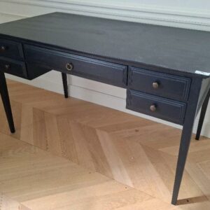 Bureau droit de marque Maisons du Monde en bois noirci ouvrant à 5 tiroirs. 78 x 133 x 70 cm. 2 unités. Vendu à l’unité avec faculté de réunion. Localisation: BLB, 3 rue de la Fossé aux Leux - 91700 Sainte Geneviève des Bois