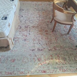 Tapis mécanique de marque Benuta dans les tons rouges et gris. 400 x 300 cm. Localisation: BLB, 3 rue de la Fossé aux Leux - 91700 Sainte Geneviève des Bois