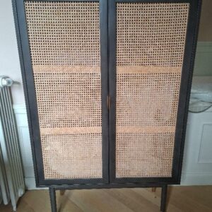 Armoire penderie ouvrant à 2 portes en bois noirci et cannage. 158 x 100 x 40 cm. Localisation: BLB, 3 rue de la Fossé aux Leux - 91700 Sainte Geneviève des Bois