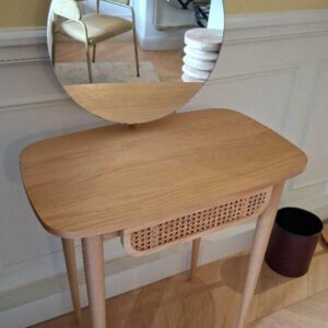 Coiffeuse en bois clair avec miroir rotatif, 1 tiroir en ceinture. 123 x 70 x 42 cm. 3 unités. Vendu à l’unité avec faculté de réunion. Localisation: BLB, 3 rue de la Fossé aux Leux - 91700 Sainte Geneviève des Bois