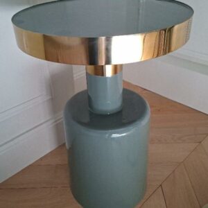 Paire de tables de chevet ou bouts de canapé en métal vert céladon et doré. 52 x 36 cm. 3 unités. Vendu à l’unité avec faculté de réunion. Localisation: BLB, 3 rue de la Fossé aux Leux - 91700 Sainte Geneviève des Bois