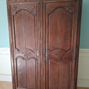 Armoire penderie rustique en bois à 2 portes. 218 x 145 x 57 cm. Localisation: BLB, 3 rue de la Fossé aux Leux - 91700 Sainte Geneviève des Bois