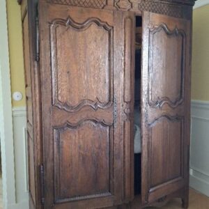 Armoire penderie rustique en bois à 2 portes. 198 x 155 x 56 cm. Localisation: BLB, 3 rue de la Fossé aux Leux - 91700 Sainte Geneviève des Bois