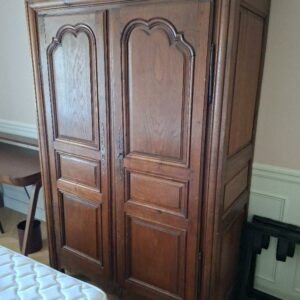 Armoire penderie rustique à 2 portes. 203 x 143 x 64 cm. Localisation: BLB, 3 rue de la Fossé aux Leux - 91700 Sainte Geneviève des Bois