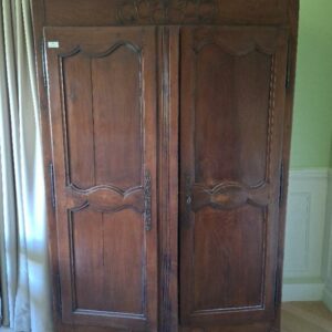 Armoire penderie rustique à 2 portes. 208 x 140 x 64 cm. Localisation: BLB, 3 rue de la Fossé aux Leux - 91700 Sainte Geneviève des Bois