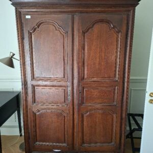 Armoire penderie rustique à 2 portes. 204 x 147 x 47 cm. Localisation: BLB, 3 rue de la Fossé aux Leux - 91700 Sainte Geneviève des Bois