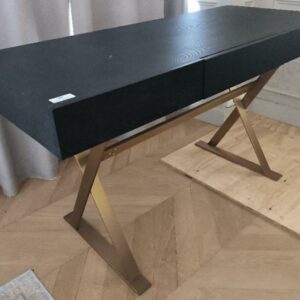 Bureau design en bois noirci à 3 tiroirs en ceinture, piétement en acier doré. Dim : 80 x 140 x 60 cm. Localisation: BLB, 3 rue de la Fossé aux Leux - 91700 Sainte Geneviève des Bois