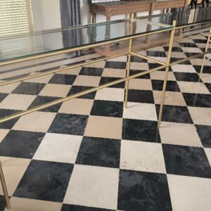 Console en métal doré avec plateaux rectangulaires en verre (manque ceux du dessous, légères inclusions dans le verre). Dim : 90 x 260 x 44 cm. 2 unités. Vendu à l'unité avec faculté de réunion. Localisation: BLB, 3 rue de la Fossé aux Leux - 91700 Sainte Geneviève des Bois