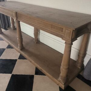 Console de marque Maisons du Monde modèle Mahault en bois, pieds balustres. Dim : 76 x 200 x 50 cm. Localisation: BLB, 3 rue de la Fossé aux Leux - 91700 Sainte Geneviève des Bois