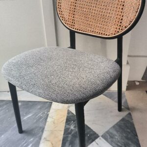 Chaise de marque Zuiver modèle Spike, structure en bois et métal, dossier en cannage de rotin et assise recouverte de tissu de couleur gris. Dim : 80 x 50 x 60 cm. 15 unités. Vendu à l'unité avec faculté de réunion. Localisation: BLB, 3 rue de la Fossé aux Leux - 91700 Sainte Geneviève des Bois