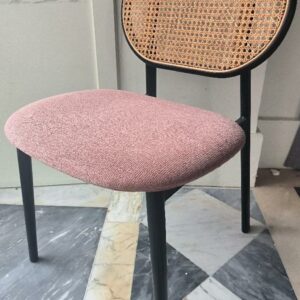 Chaise de marque Zuiver modèle Spike structure en bois et métal, dossier en cannage de rotin et assise recouverte de tissu rose. Dim : 80 x 50 x 60 cm. 15 unités. Vendu à l'unité avec faculté de réunion. Localisation: BLB, 3 rue de la Fossé aux Leux - 91700 Sainte Geneviève des Bois