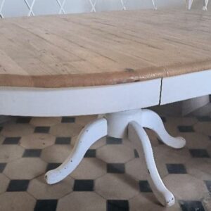 Table ronde avec une rallonge en bois naturel de marque Interiors, reposant sur un pied balustre sur base à 4 branches en bois laqué blanc. Dimension en configuration ovale: 75 x 164 x 115 cm. 2 unités. Vendu à l'unité avec faculté de réunion. Localisation: BLB, 3 rue de la Fossé aux Leux - 91700 Sainte Geneviève des Bois