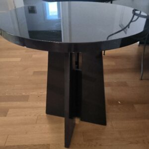 Table haute ronde en bois laqué de couleur noire. Dim : 90 x 80 cm. 2 unités. Vendu à l'unité avec faculté de réunion. Localisation: BLB, 3 rue de la Fossé aux Leux - 91700 Sainte Geneviève des Bois