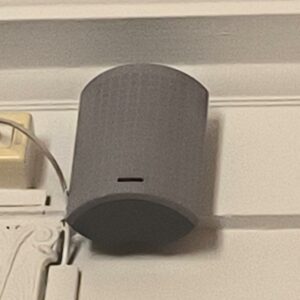 Ensemble de 5 enceintes de marque Bose. Dim : 17 x 12 cm / 11 x 35 cm. Localisation: BLB, 3 rue de la Fossé aux Leux - 91700 Sainte Geneviève des Bois