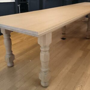 Table rectangulaire en bois naturel reposant sur six pieds balustres. Dim : 80 x 440 x 95 cm. Localisation: BLB, 3 rue de la Fossé aux Leux - 91700 Sainte Geneviève des Bois