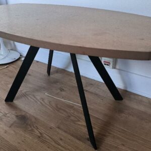 Table basse, plateau ovale en bois naturel, piétement en acier de couleur noire. Dim : 56 x 110 x 60 cm. Localisation: BLB, 3 rue de la Fossé aux Leux - 91700 Sainte Geneviève des Bois