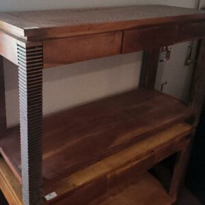 Bureau en bois de couleur chêne reposant sur 4 pieds striés noirs, 3 tiroirs en ceinture. Dim : 76 x 130 x 45 cm. 2 unités. Vendu à l'unité avec faculté de réunion. Localisation: BLB, 3 rue de la Fossé aux Leux - 91700 Sainte Geneviève des Bois