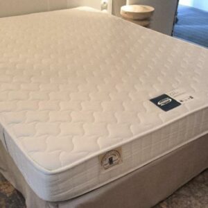 Matelas de marque Simmons, 190 x 140 cm. 6 unités. Vendu à l'unité avec faculté de réunion. Localisation: BLB, 3 rue de la Fossé aux Leux - 91700 Sainte Geneviève des Bois