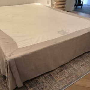 Sommier avec 2 pieds sur roulettes de marque Simmons, 190 x 140 cm. 6 unités. Vendu à l'unité avec faculté de réunion. Localisation: BLB, 3 rue de la Fossé aux Leux - 91700 Sainte Geneviève des Bois