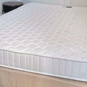 Matelas de marque Simmons, 200 x 160 cm. 14 unités. Vendu à l'unité avec faculté de réunion. Localisation: BLB, 3 rue de la Fossé aux Leux - 91700 Sainte Geneviève des Bois