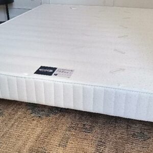 Sommier avec 2 pieds sur roulettes de marque Simmons, 200 x 160 cm. 14 unités. Vendu à l'unité avec faculté de réunion. Localisation: BLB, 3 rue de la Fossé aux Leux - 91700 Sainte Geneviève des Bois