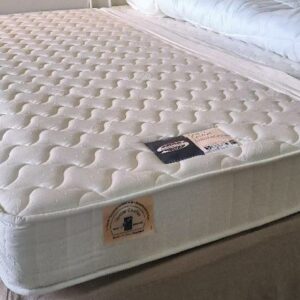 Matelas de marque Simmons, 190 x 90 cm. 10 unités. Vendu à l'unité avec faculté de réunion. Localisation: BLB, 3 rue de la Fossé aux Leux - 91700 Sainte Geneviève des Bois