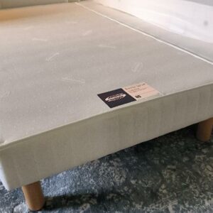 Sommier avec deux pieds sur roulettes de marque Simmons, 190 x 90 cm. 10 unités. Vendu à l'unité avec faculté de réunion. Localisation: BLB, 3 rue de la Fossé aux Leux - 91700 Sainte Geneviève des Bois