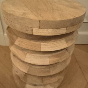 Table de chevet ronde en bois naturel. Dim : 45 x 34 cm. 16 unités. Vendu à l'unité avec faculté de réunion. Localisation: BLB, 3 rue de la Fossé aux Leux - 91700 Sainte Geneviève des Bois