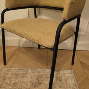 Fauteuil en acier laqué noir, assise et dossier en tissu de couleur jaune moutarde. Dim : 72 x 56 x 52 cm. Localisation: BLB, 3 rue de la Fossé aux Leux - 91700 Sainte Geneviève des Bois