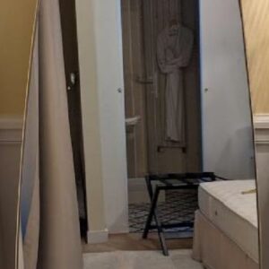 Miroir sur pied de forme ovale en acier doré. Dim : 167 x 66 cm. 10 unités. Vendu à l'unité avec faculté de réunion. Localisation: BLB, 3 rue de la Fossé aux Leux - 91700 Sainte Geneviève des Bois