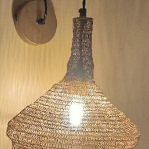 Paire d'appliques murales en cotte de maille de couleur marron, en forme de nasse. Dim : 80 x 40 cm. 3 unités. Vendu à l'unité avec faculté de réunion. Localisation: BLB, 3 rue de la Fossé aux Leux - 91700 Sainte Geneviève des Bois