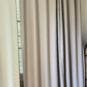 Paire de rideaux occultants de couleur taupe avec sa tringle. Dim : 340 x 200 cm. 28 unités. Vendu à l'unité avec faculté de réunion. Localisation: BLB, 3 rue de la Fossé aux Leux - 91700 Sainte Geneviève des Bois