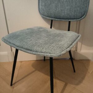 Chaise en acier de couleur noire, dossier et assise en tissu vert d'eau. Dim : 84 x 52 x 54 cm. 4 unités. Vendu à l'unité avec faculté de réunion. Localisation: BLB, 3 rue de la Fossé aux Leux - 91700 Sainte Geneviève des Bois