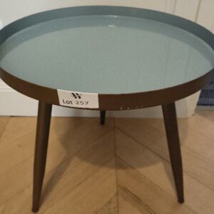 Table d'appoint de marque Maisons du Monde en métal de couleur bronze et plateau couleur vert céladon. Dim : 40 x 40 cm. Localisation: BLB, 3 rue de la Fossé aux Leux - 91700 Sainte Geneviève des Bois