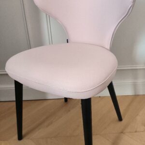 Chaise de marque Casual, dossier et assise en tissu synthétique de couleur rose pâle reposant sur 4 pieds en bois noir. Dim : 80 x 50 x 52 cm. 6 unités. Vendu à l’unité avec faculté de réunion. Localisation: BLB, 3 rue de la Fossé aux Leux - 91700 Sainte Geneviève des Bois