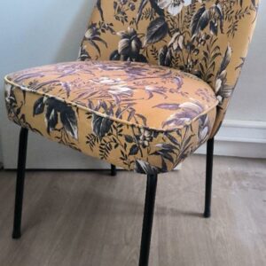 Paire de chaises de marque Be Pure Home modèle Vogue, dossier et assise en velours de couleur jaune avec motifs fleuris blanc et marrons reposant sur 4 pieds en métal noir. Dim : 82 x 50 x 60 cm. Localisation: BLB, 3 rue de la Fossé aux Leux - 91700 Sainte Geneviève des Bois