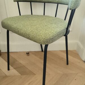 Chaise de marque Casual modèle Yasmina en acier laqué noir, dossier et assise en tissu vert. Dim : 72 x 53 x 46 cm. 6 unités. Vendu à l’unité avec faculté de réunion. Localisation: BLB, 3 rue de la Fossé aux Leux - 91700 Sainte Geneviève des Bois