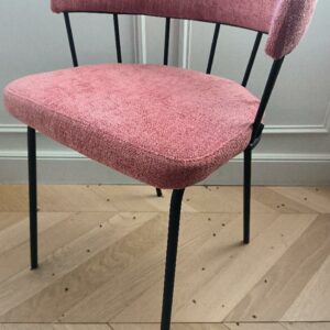Chaise de marque Casual modèle Yasmina en acier laqué noir, dossier et assise en tissu rose. Dim : 72 x 53 x 46 cm. 3 unités. Vendu à l’unité avec faculté de réunion. Localisation: BLB, 3 rue de la Fossé aux Leux - 91700 Sainte Geneviève des Bois