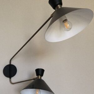 Paire d'appliques à 2 abat-jours en métal de couleur noir, blanc et doré. Dim : 60 x 72 cm. 4 unités. Vendu à l’unité avec faculté de réunion. Localisation: BLB, 3 rue de la Fossé aux Leux - 91700 Sainte Geneviève des Bois