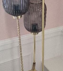 Lampe de parquet structure 3 tiges en métal doré, 3 abat-jours en verre fumé. Dim : 157 x 35 cm. 2 unités. Vendu à l’unité avec faculté de réunion. Localisation: BLB, 3 rue de la Fossé aux Leux - 91700 Sainte Geneviève des Bois