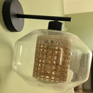 Paire d'appliques, socle en acier noir, abat jour en verre et cannage de rotin. Dim : 30 x 26 cm. Localisation: BLB, 3 rue de la Fossé aux Leux - 91700 Sainte Geneviève des Bois