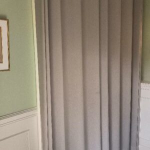 Paire de rideaux occultants de couleur taupe avec sa tringle. Dim : 230 x 200 cm. 9 unités. Vendu à l’unité avec faculté de réunion. Localisation: BLB, 3 rue de la Fossé aux Leux - 91700 Sainte Geneviève des Bois