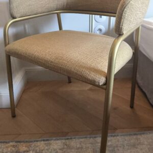 Fauteuil en métal doré, assise et dossier en tissu de couleur moutarde. Dim : 72 x 56 x 52 cm. 3 unités. Vendu à l’unité avec faculté de réunion. Localisation: BLB, 3 rue de la Fossé aux Leux - 91700 Sainte Geneviève des Bois