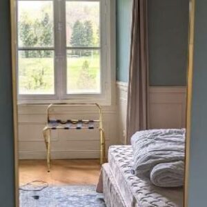 Miroir mural ovale en acier de couleur doré. Dim : 121 x 41 cm. Localisation: BLB, 3 rue de la Fossé aux Leux - 91700 Sainte Geneviève des Bois