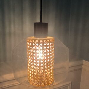 Paire de suspensions, abat-jours en verre et cannage de rotin. Dim : 210 x 30 cm. Localisation: BLB, 3 rue de la Fossé aux Leux - 91700 Sainte Geneviève des Bois