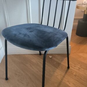 Chaise de marque Casual modèle Miki en acier laqué noir, dossier et assise en velours bleu marine. Dim : 84 x 47 x 54 cm. Localisation: BLB, 3 rue de la Fossé aux Leux - 91700 Sainte Geneviève des Bois
