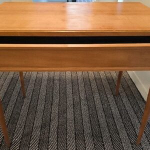 Bureau en bois de citronnier avec tiroir. Dim : 75 x 90 x 60 cm. 3 unités. Vendu à l’unité avec faculté de réunion. Localisation: BLB, 3 rue de la Fossé aux Leux - 91700 Sainte Geneviève des Bois