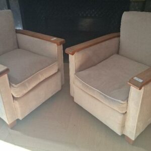 Paire de fauteuils de style art déco dans le goût de Gaston Poisson en bois et velours beige. 71 x 66 x 78 cm. Localisation: BLB, 3 rue de la Fossé aux Leux - 91700 Sainte Geneviève des Bois